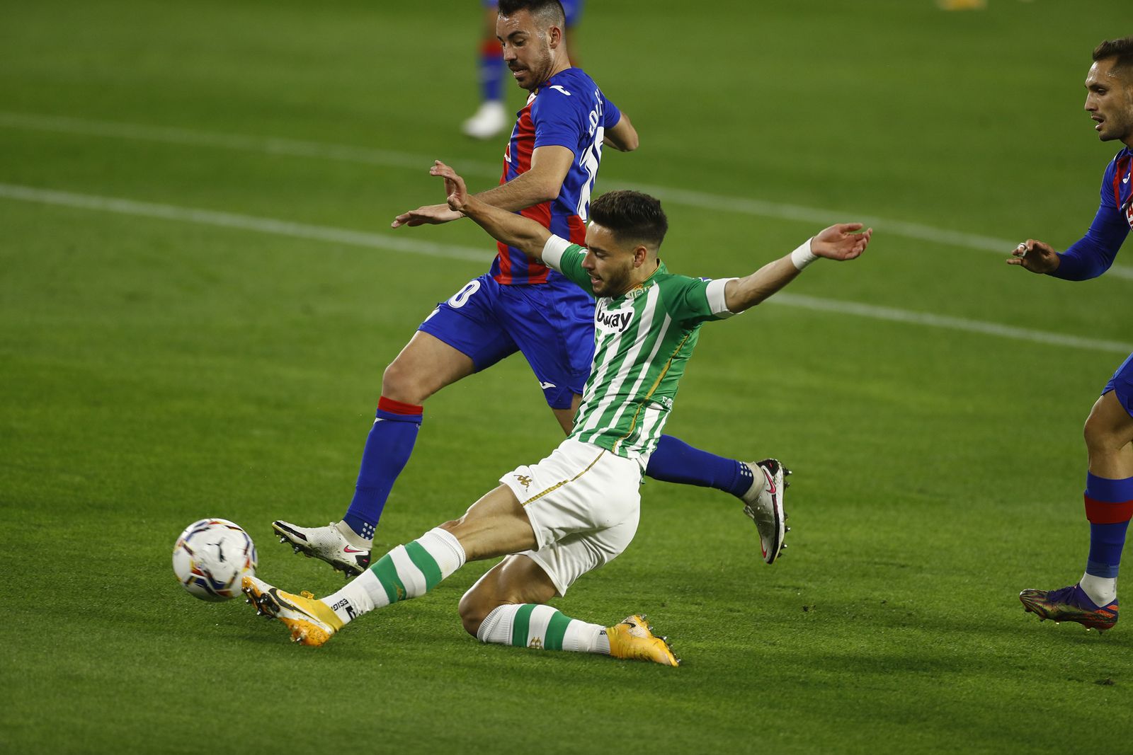 Álex Moreno, en un lance del partido.