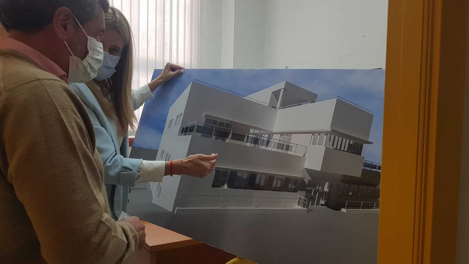 Lola Garzón da detalles a Alfonso Candón con una infografía del futuro centro de Párkinson.