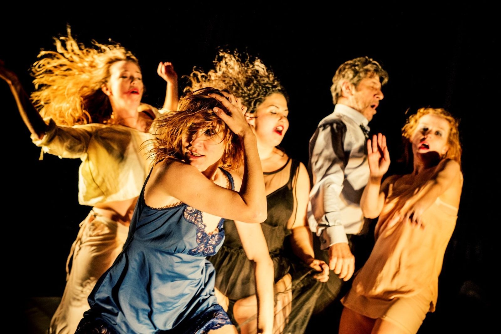 Nathalie Poza, en primer término, en una escena de 'Sueño', una propuesta del Teatro de la Ciudad.