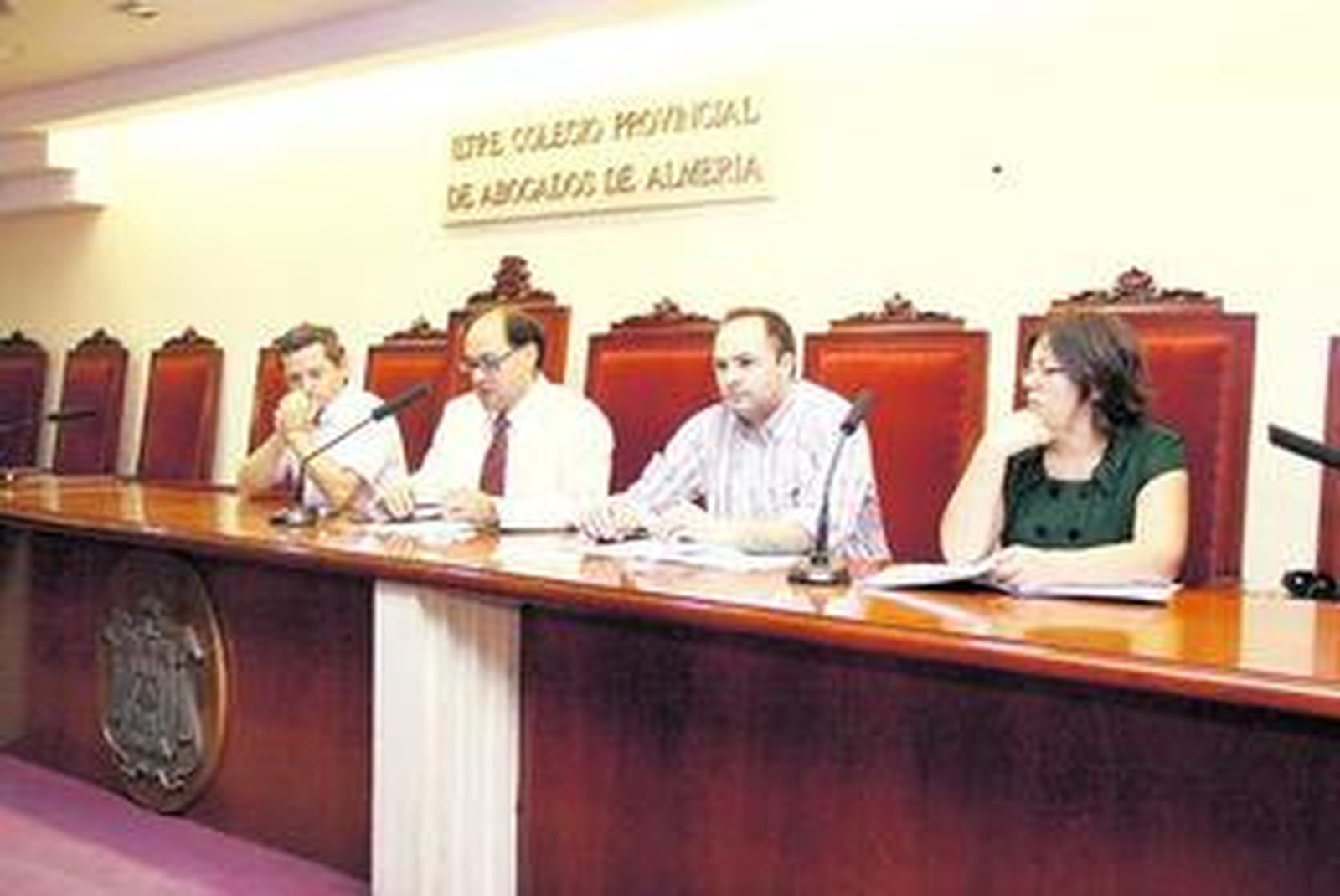 Los abogados se reunieron anoche en su reunión.