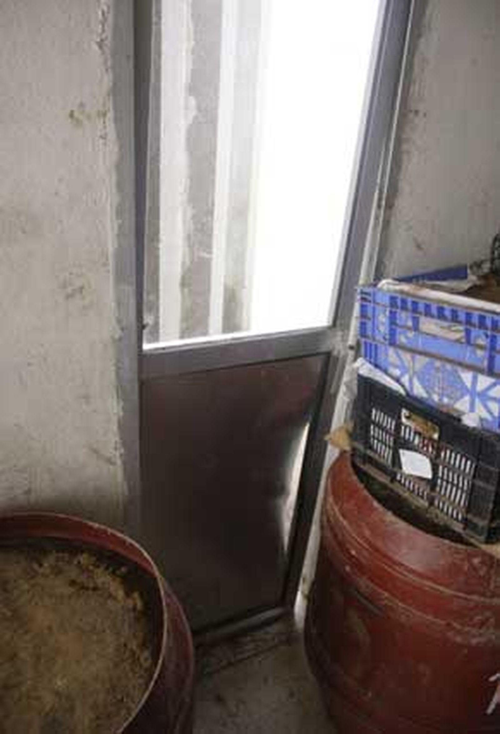 La iglesia está en la fase de recuperación y de valoración de daños. El padre Llanes explica la homilía a viva voz porque los altavoces no funcionan tras la riada./Fotos:Vanessa Pérez

Foto: Vanessa Perez