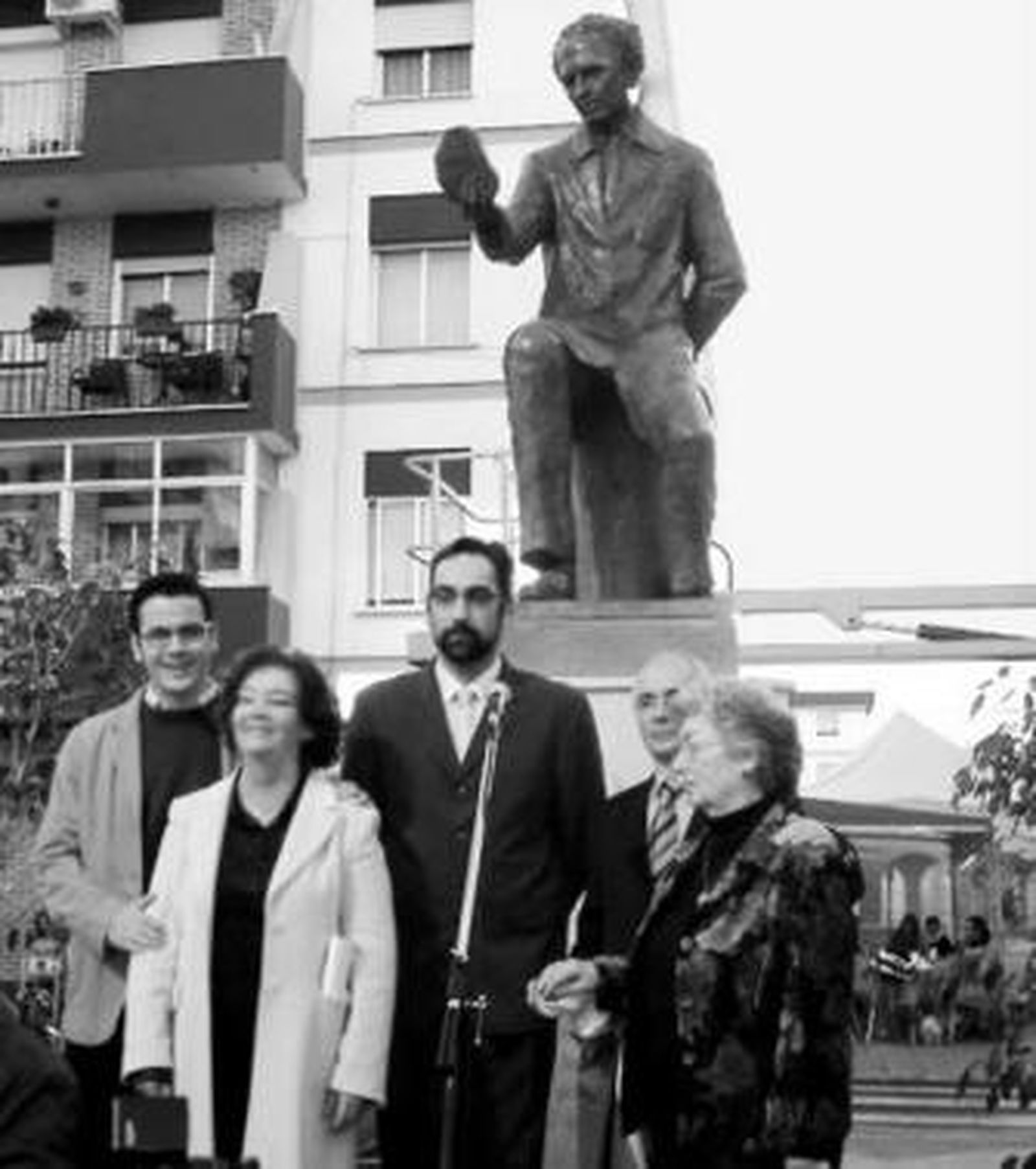 Un momento de la inauguración del monumento dedicado a León Ortega.