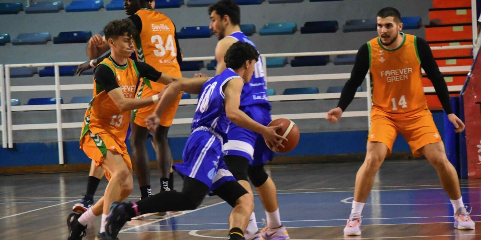 Jugada en el encuentro entre el Ciudad de Huelva y el Real Betis Baloncesto.