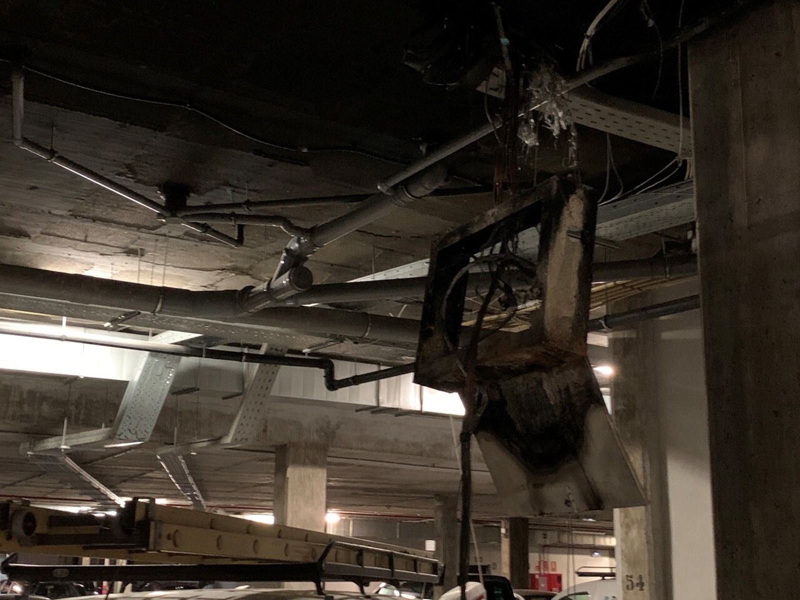 Afección por el incendio en el garaje de los pisos municipales de Nuevo Amate.