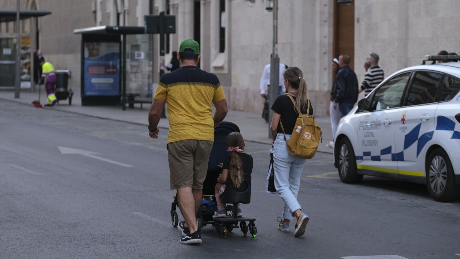 Imágenes de La Magna por las calles de Almería