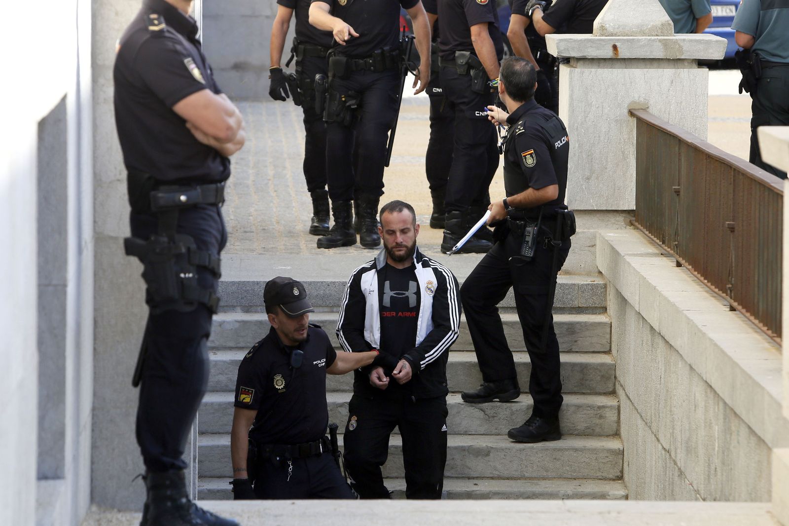 Un procesado escoltado por la Policía Nacional a su entrada en el Palacio de Justicia de Cádiz.