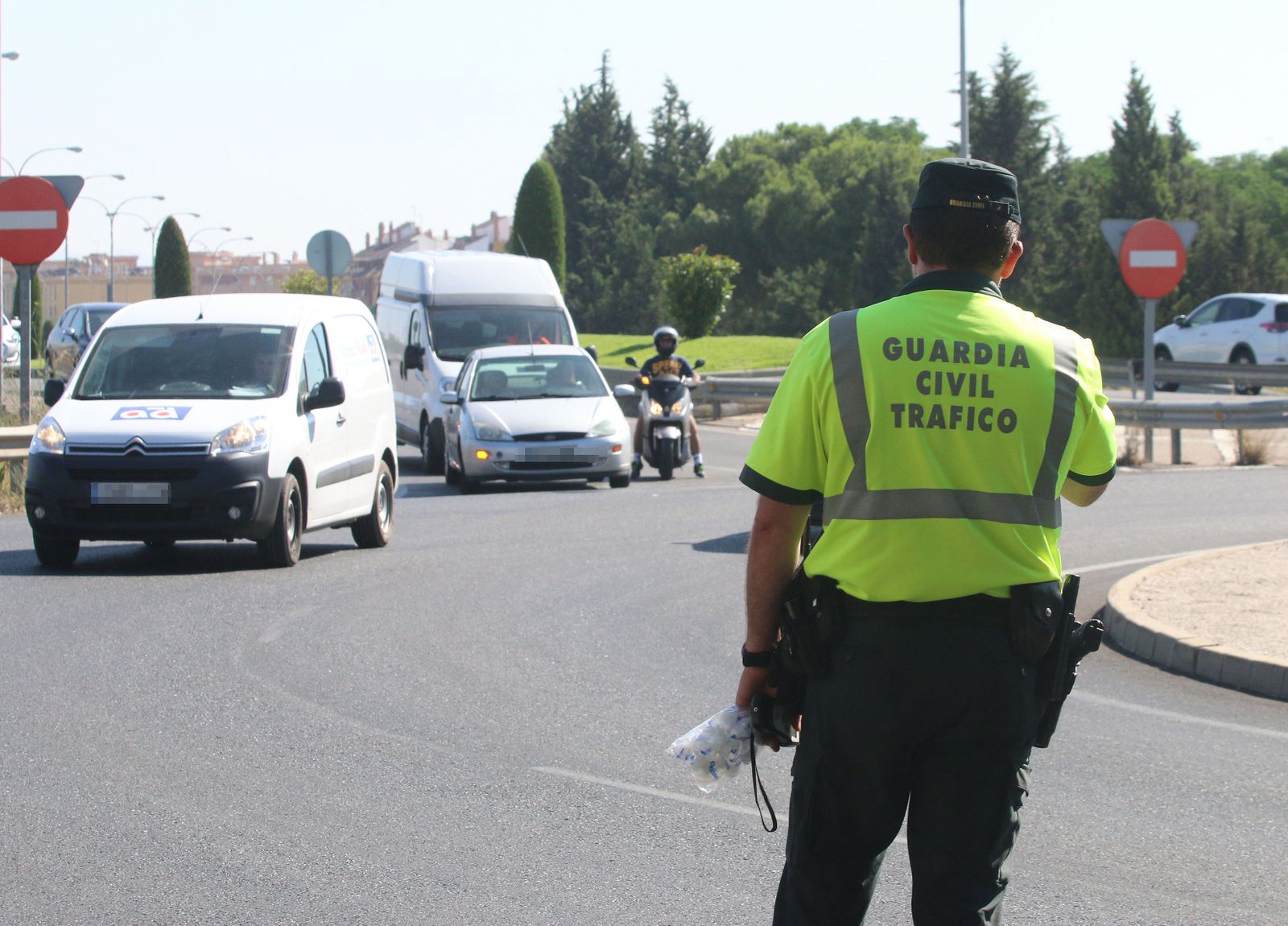 Un agente de la Guardia Civil de Tráfico durante un control.