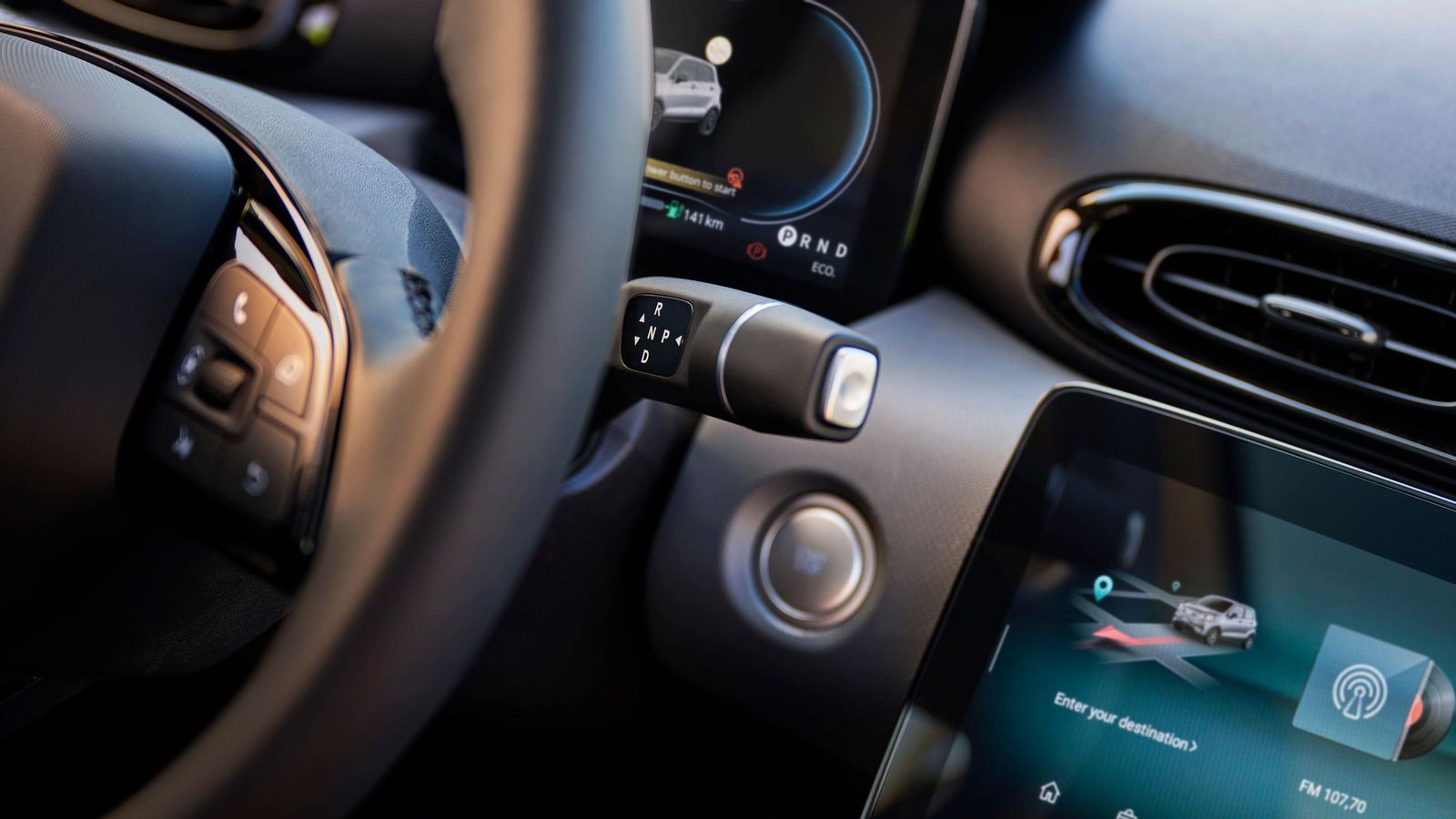 El control del sentido de la marcha se efectúa desde esta palanca situada junto al volante.