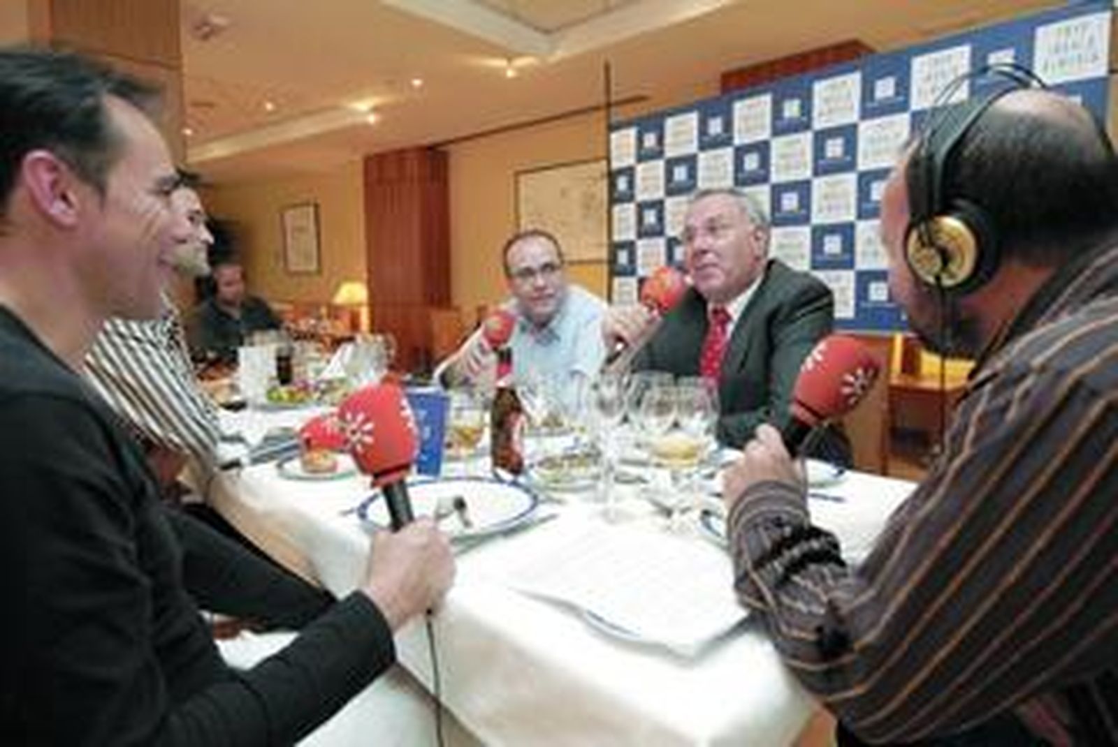 El vicepresidente institucional Manolo García participó ayer en el Tryp Indalo en la tertulia de 'La Jugada' de Canal Sur Radio.