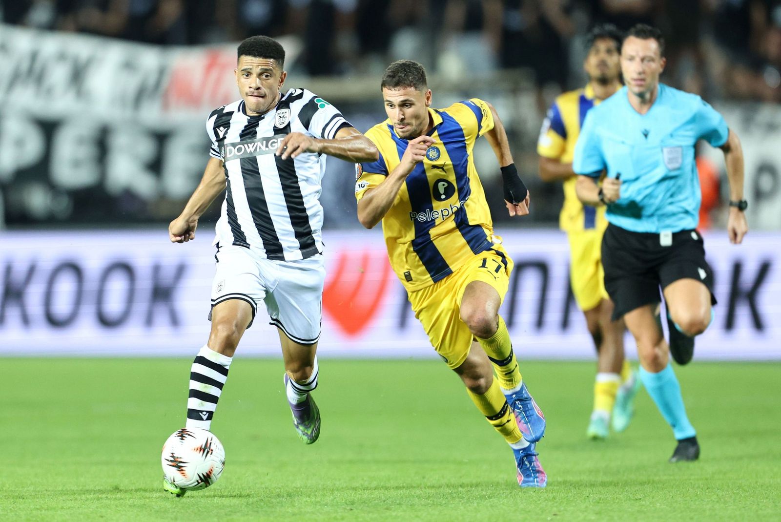El brasileño Taison conduce el balón en un encuentro del PAOK.