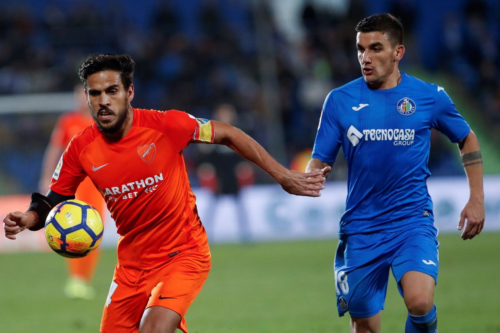 Recio pelea por un balón Arambarri.
