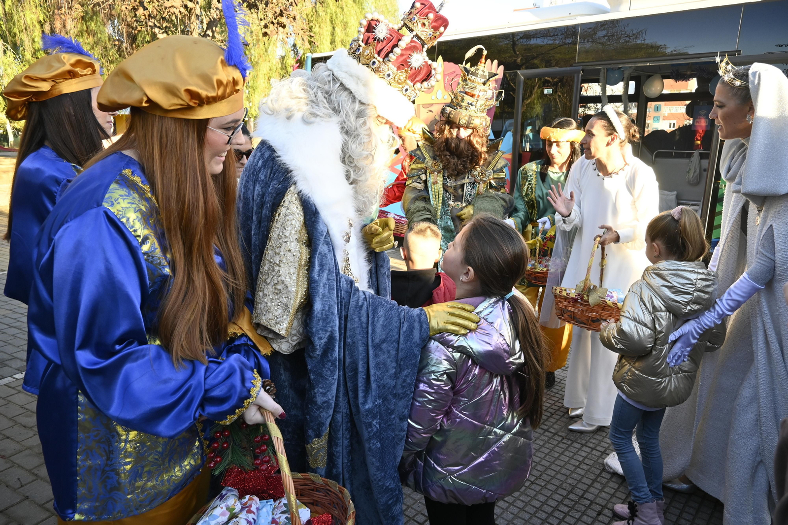 Visita de los Reyes Magos a los ancianos de los asilos de Huelva, en imágenes