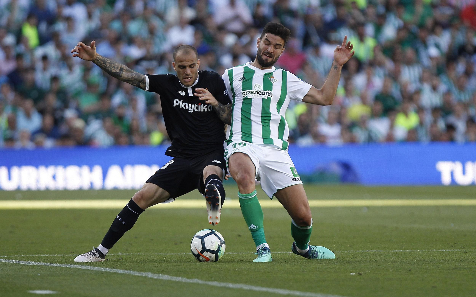 El sevillista Sandro trata de hacerse con un balón ante la presión del lateral bético Barragán.