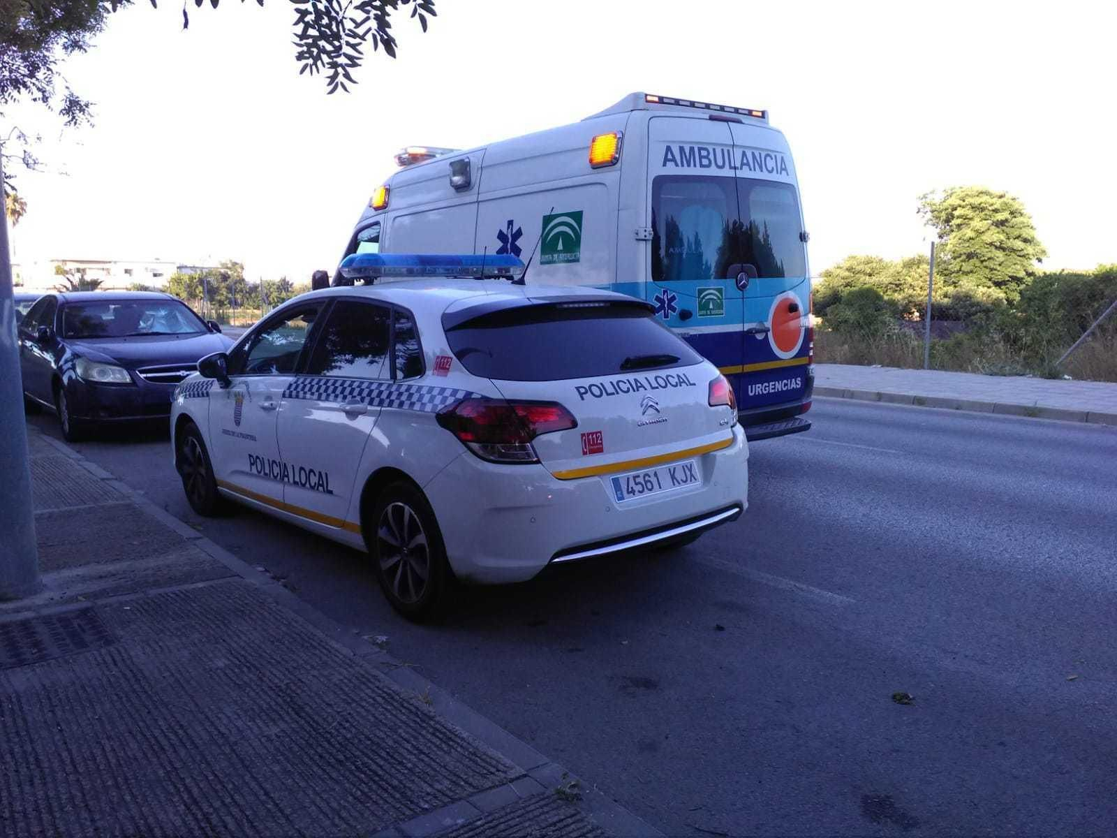 Policía Local y sanitarios acudieron a atender a la mujer tras la caída.