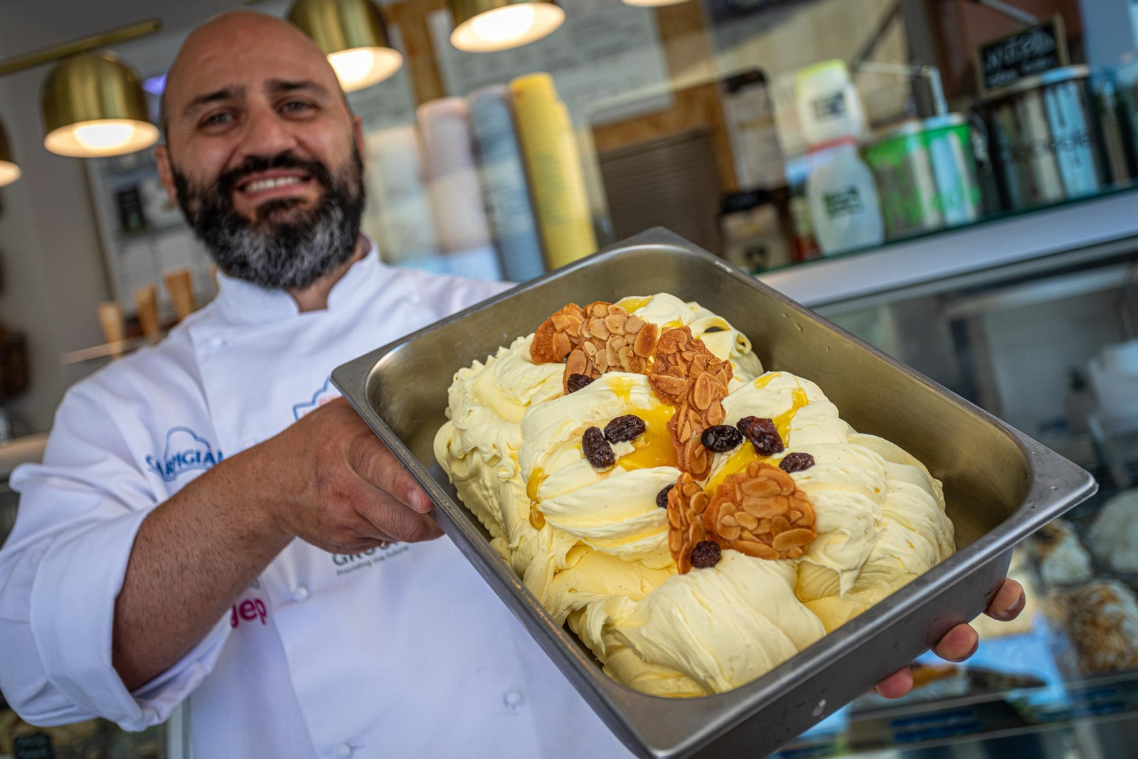 Carlo Guerriero posa con el helado vencedor del premio nacional que puede degustarse por sus clientes cada dia.