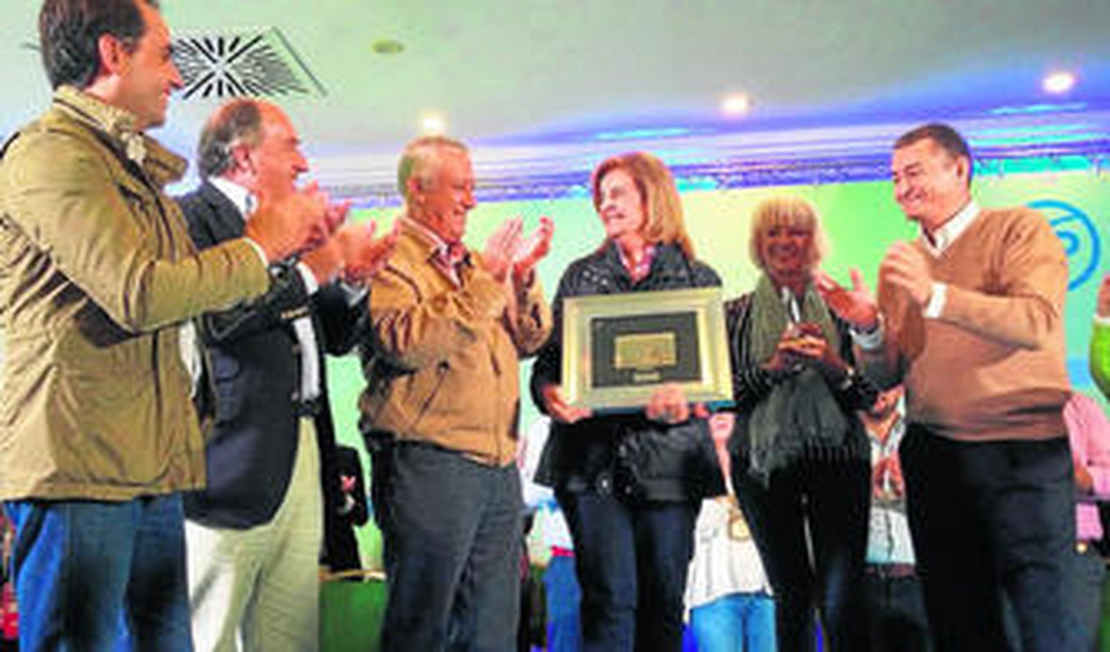 La ministra Báñez, ayer en Chiclana tras recibir el reconocimiento de sus compañeros de partido.