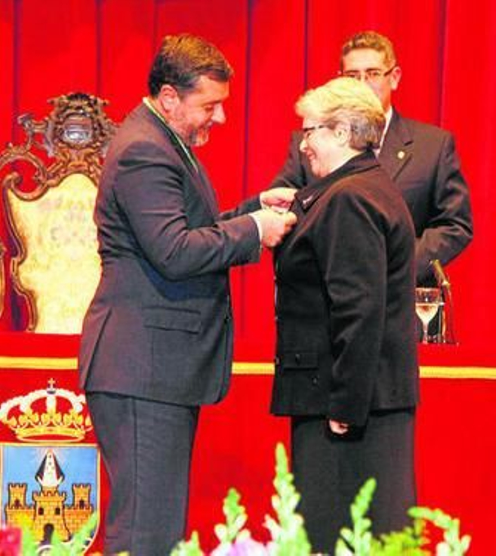 La hermana Emilia Puyana, recibiendo la medalla de manos del alcalde.