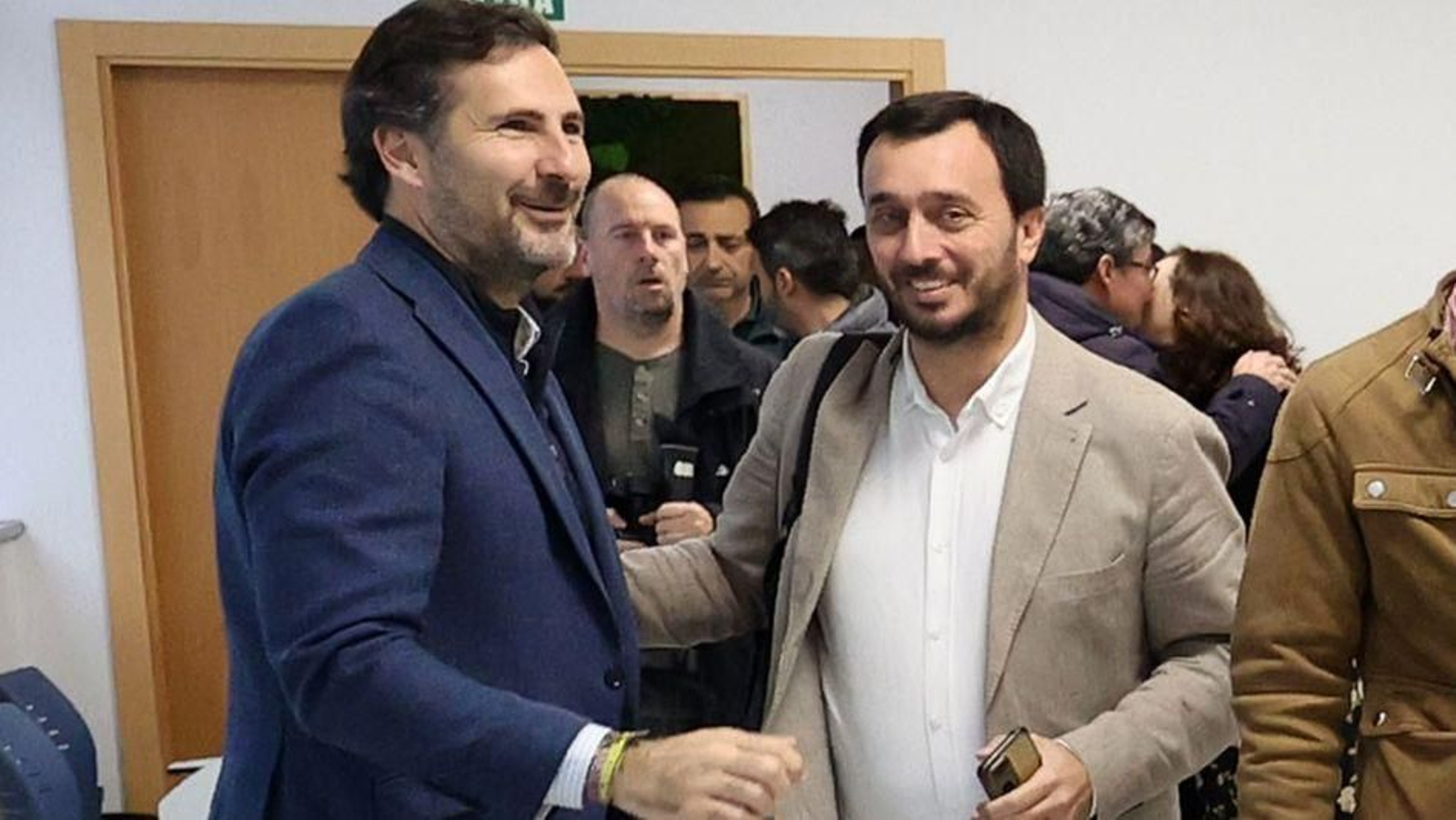 Carlos Alarcón, a la izquierda, saluda ayer al director general de Infraestructuras del Agua, Álvaro Real, en el CECOP.