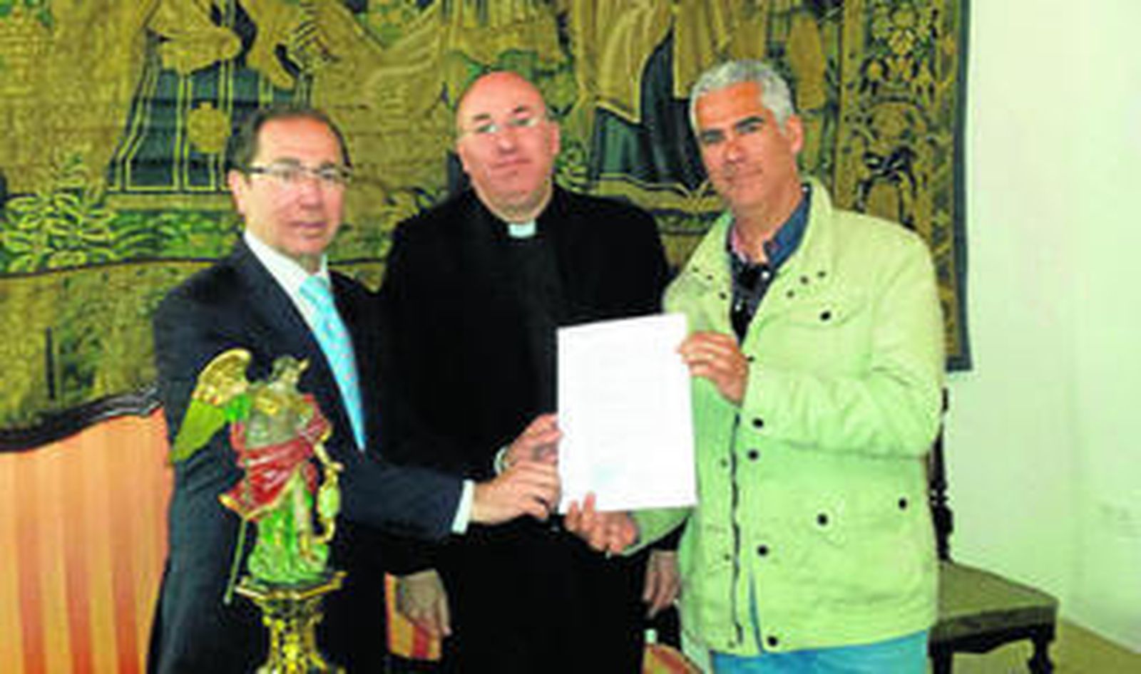 Rafael Jaén y Jesús Reina reciben el nombramiento de manos del vicario general, Francisco Jesús Orozco.