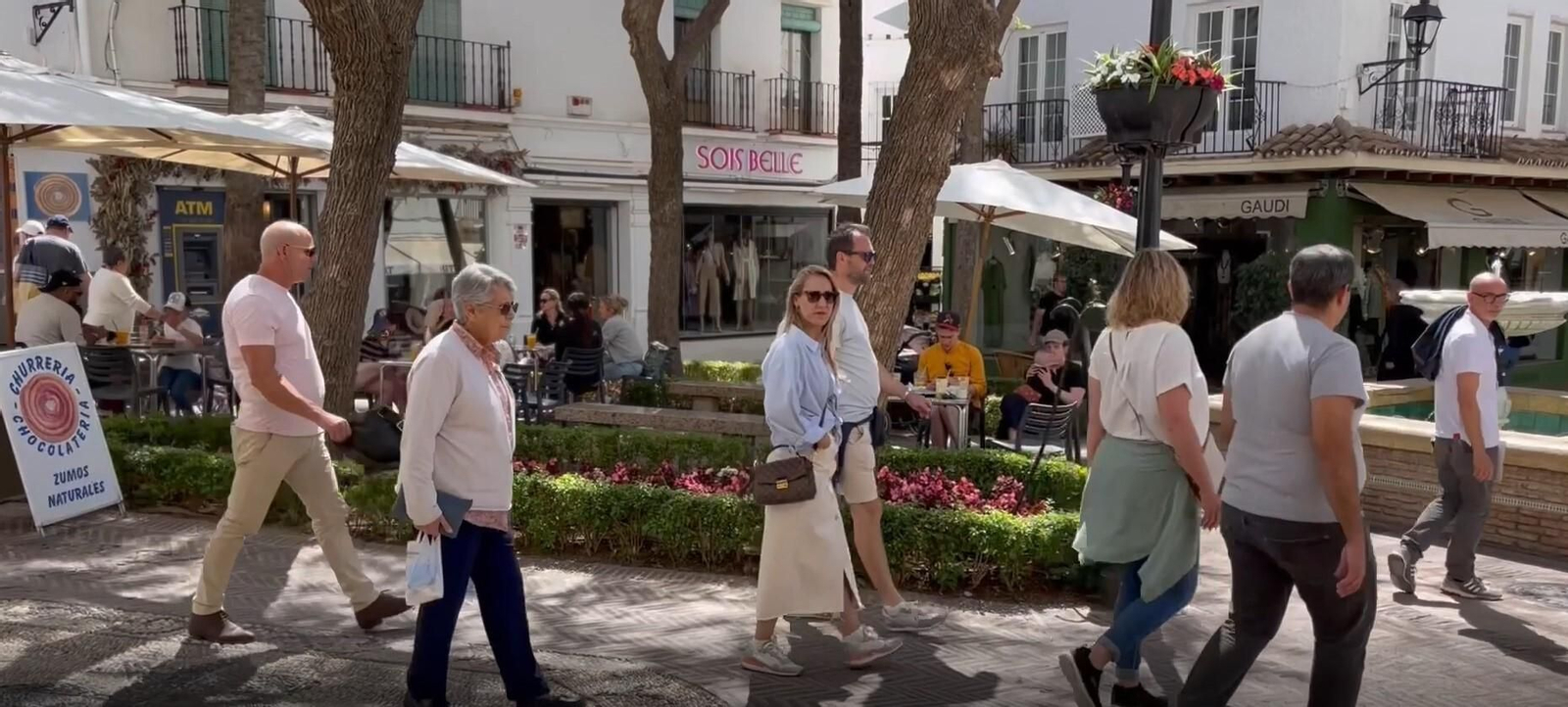 Varios turistas paseando por el casco antiguo de Marbella.