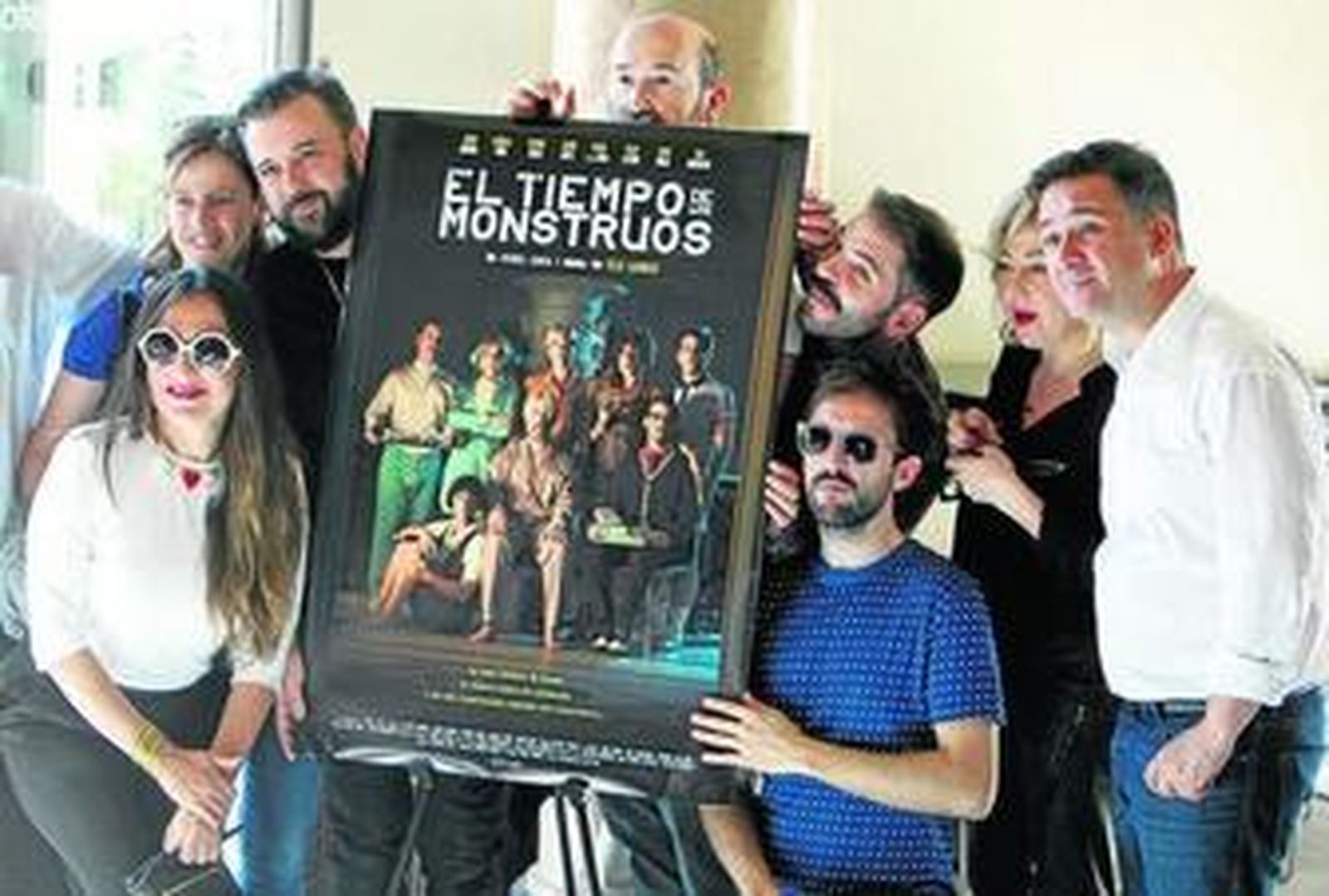 El equipo de 'El tiempo de los monstruos', con el cartel, ayer en el Casino de la Exposición.