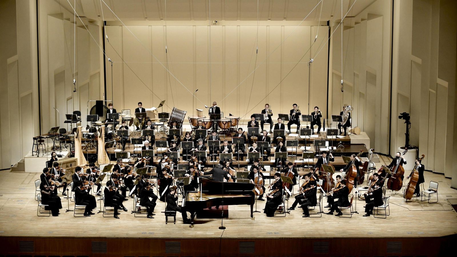 Vista general de la orquesta, con Perianes en el centro, en el espectacular auditorio Toppan Hall de Tokio.