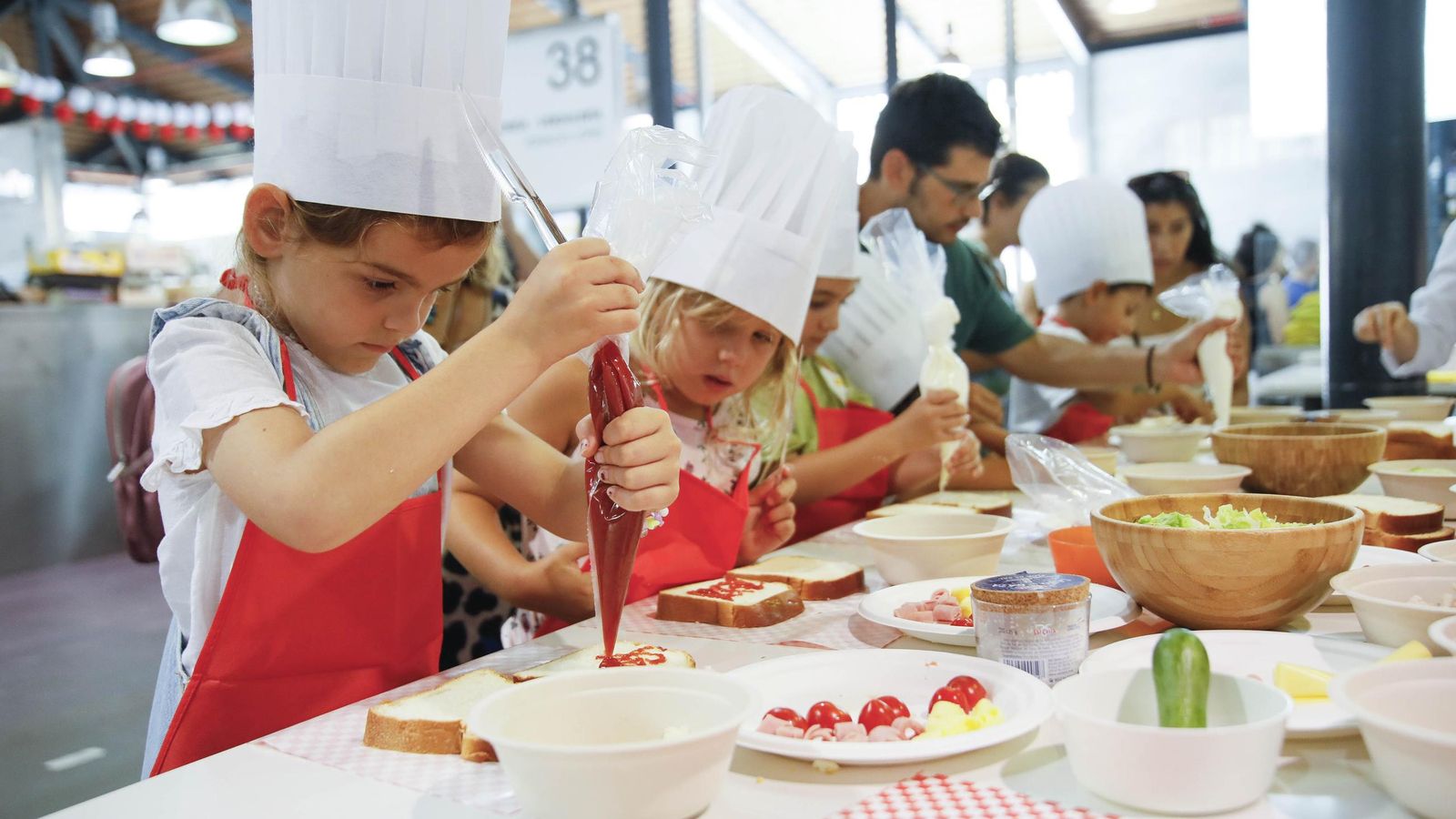 Las imágenes del taller infantil de cocina en el mercado de Almería