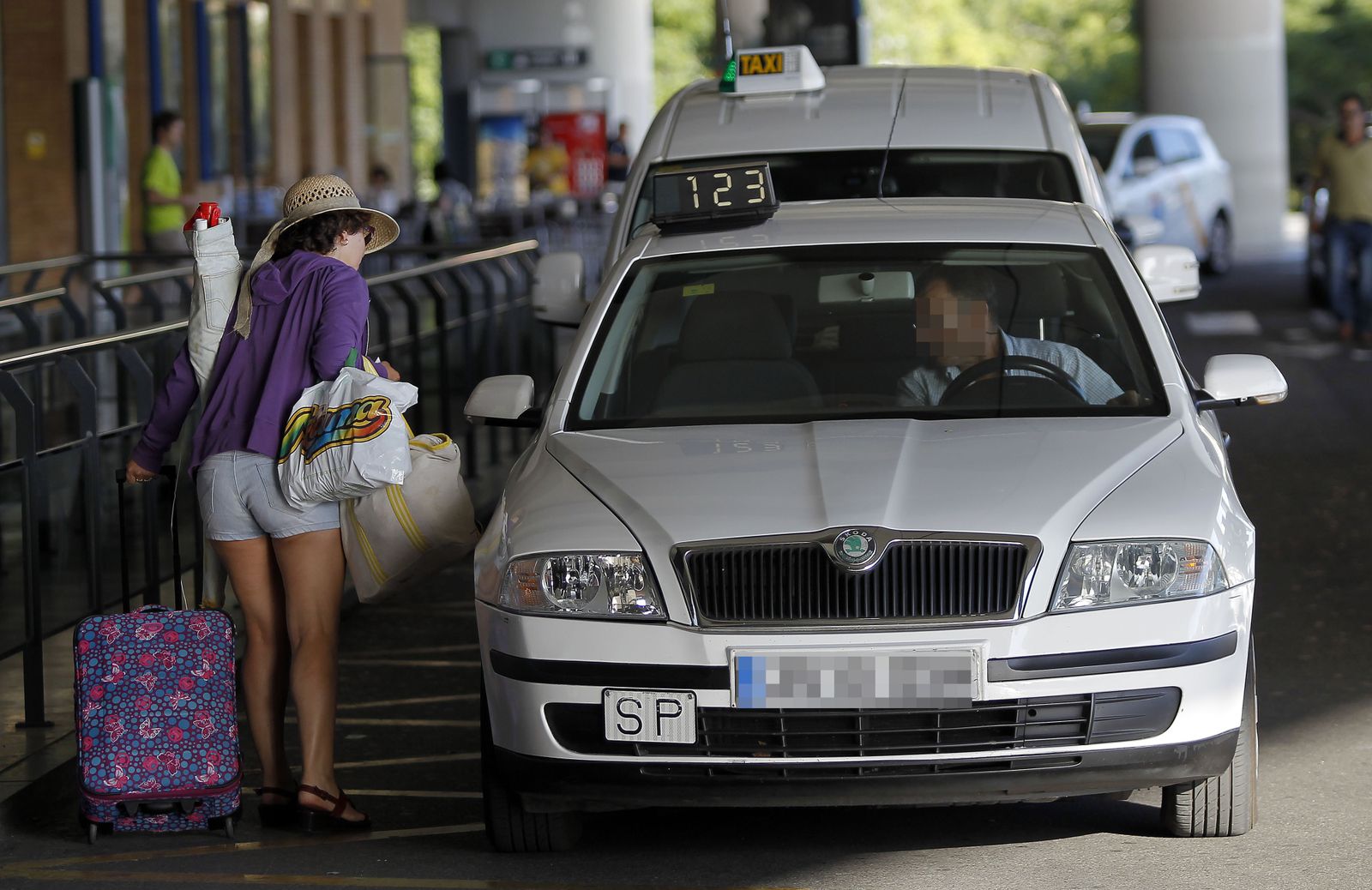 Una turista solicita un taxi en el estación de Santa Justa.