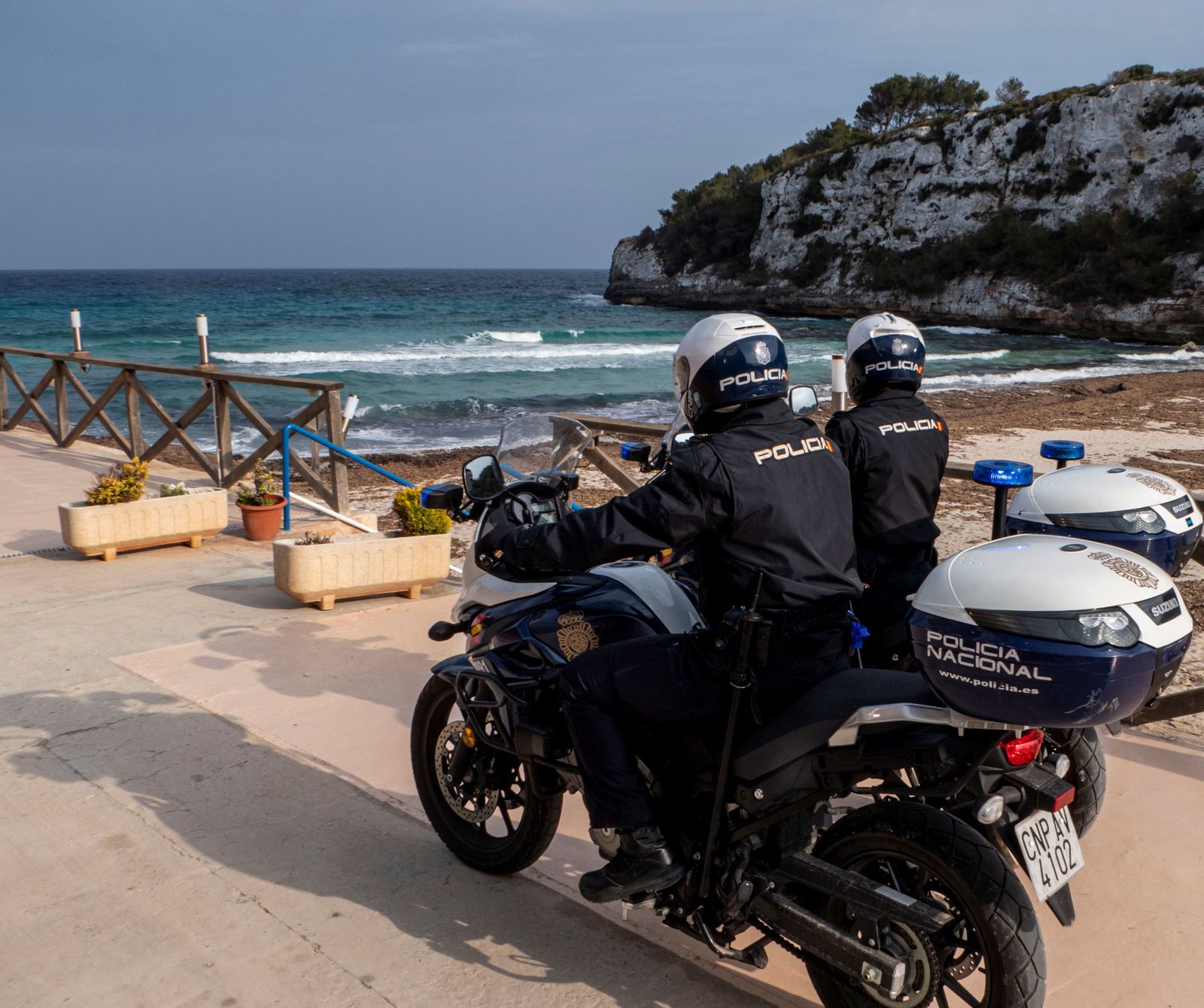 Dos policías patrullan una playa española.