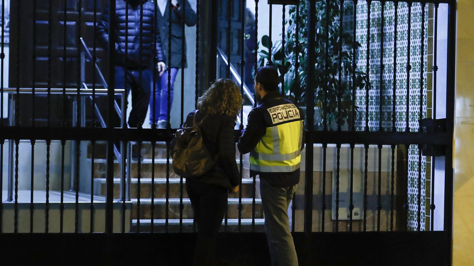 La Policía, en la calle Niña de la Alfalfa, donde un hombre mató a su padre en enero.