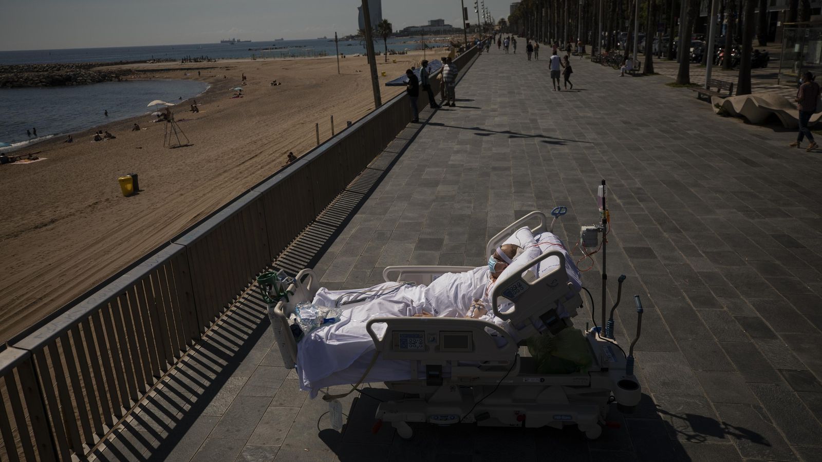 Francisco España, de 60 años, mira el mar Mediterráneo desde un paseo junto al ‘Hospital del Mar’ en Barcelona, 4 de septiembre de 2020. Francisco pasó 52 días en la UCI del hospital debido a una infección de coronavirus. Sus médicos le permitieron pasar casi diez minutos a la orilla del mar como parte de una terapia para recuperarse de la UCI.