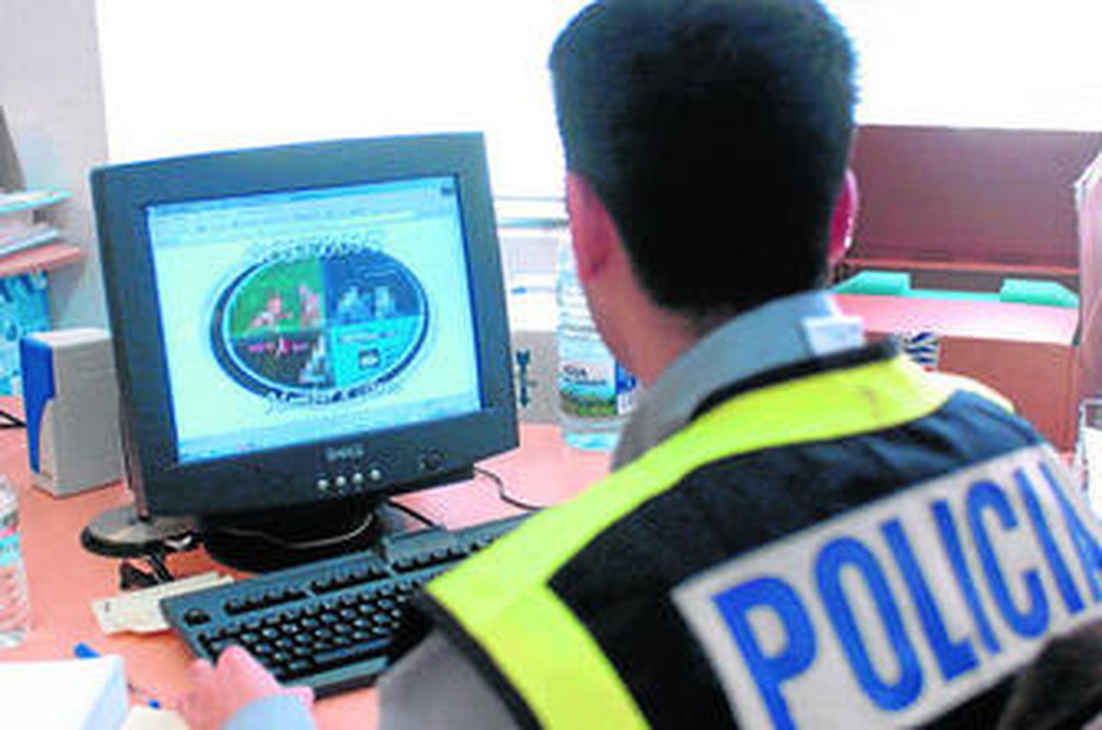 Un policía nacional investiga una red de pedofilia, en una imagen de archivo.