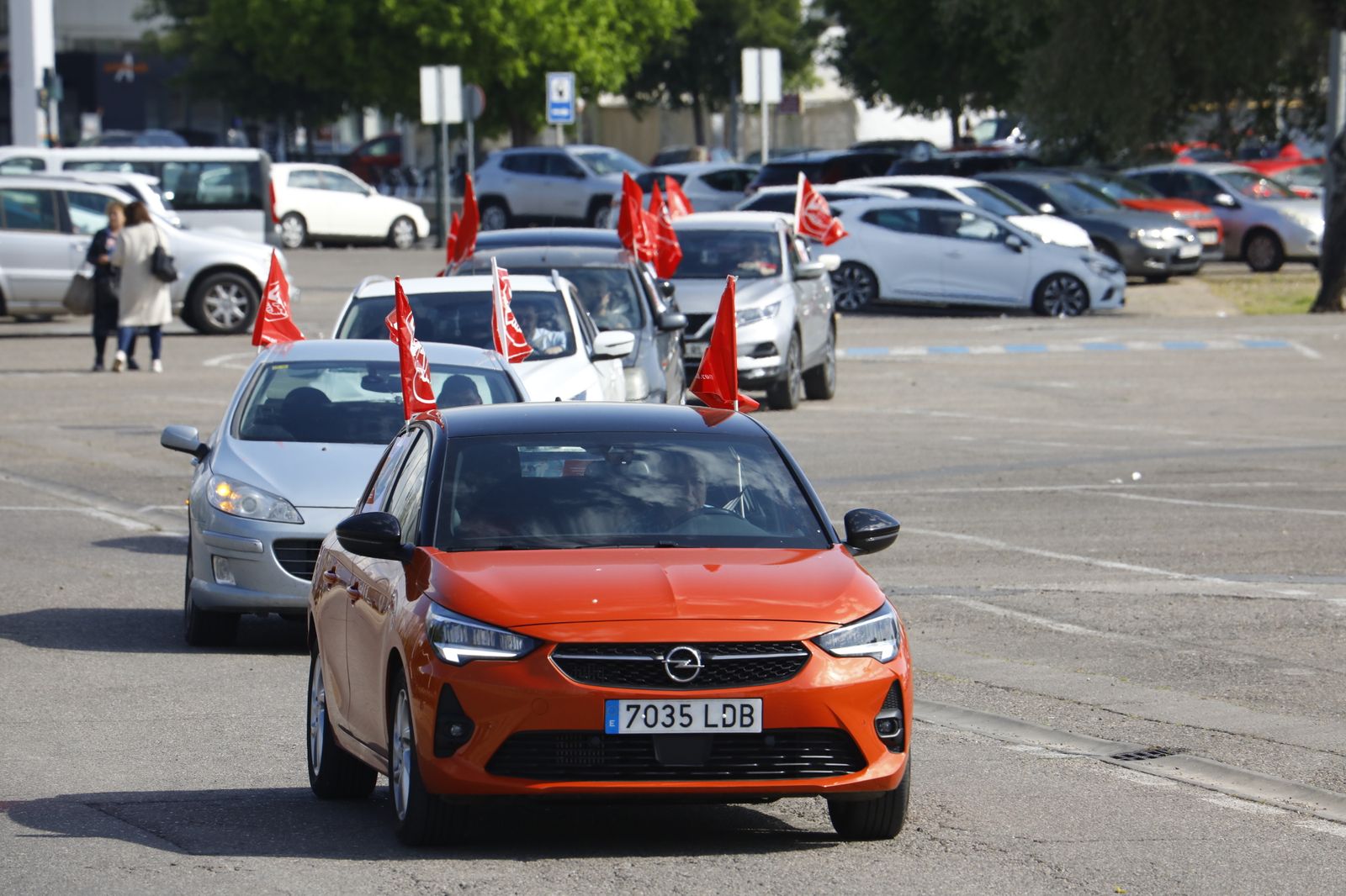 La caravana de coches de UGT en apoyo a las trabajadoras de ayuda a domicilio de Córdoba, en imágenes