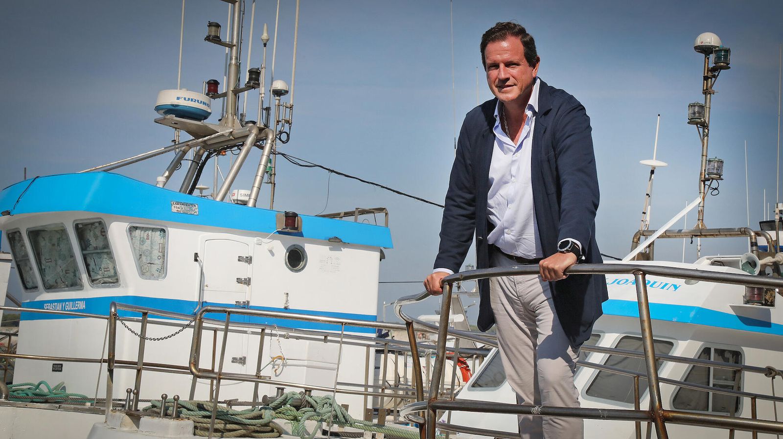Javier Garat, secretario general de Cepesca, en un barco en el Puerto Pesquero de Sanlúcar.