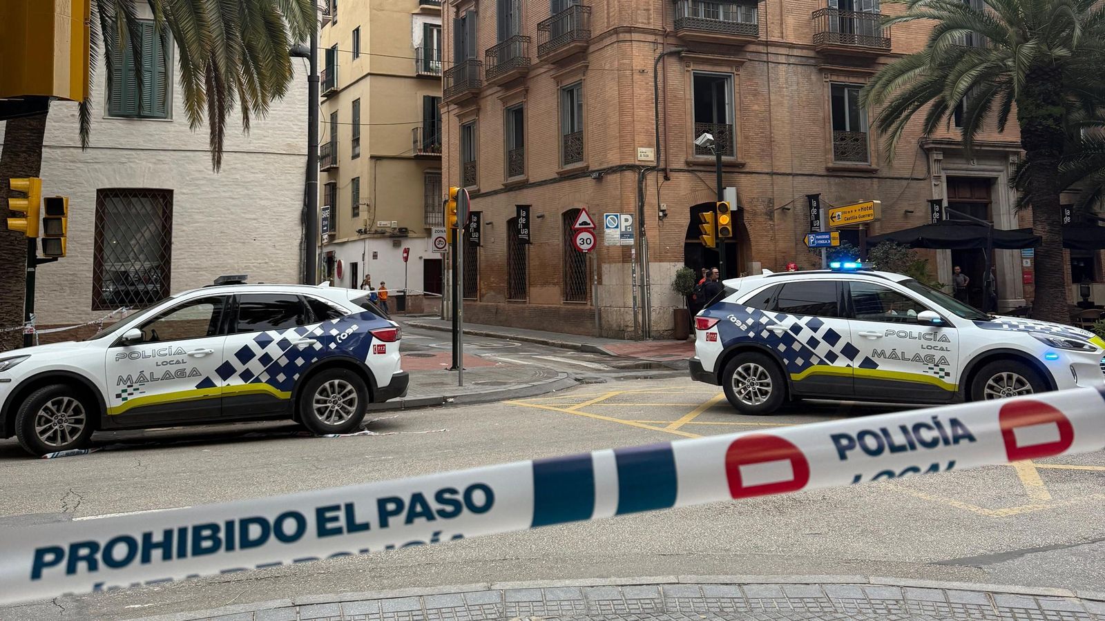 Bomberos apagan el incendio del restaurante de Málaga, en imágenes