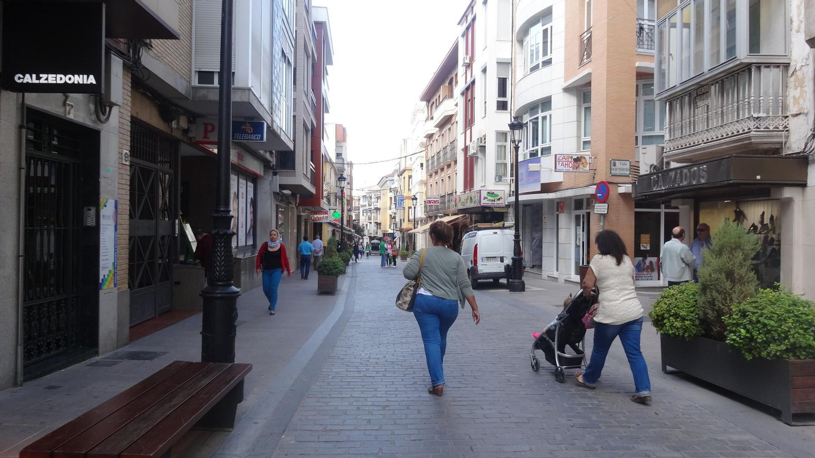 Viandantes en la calle El Peso de Lucena. Viandantes en la calle El Peso de Lucena.