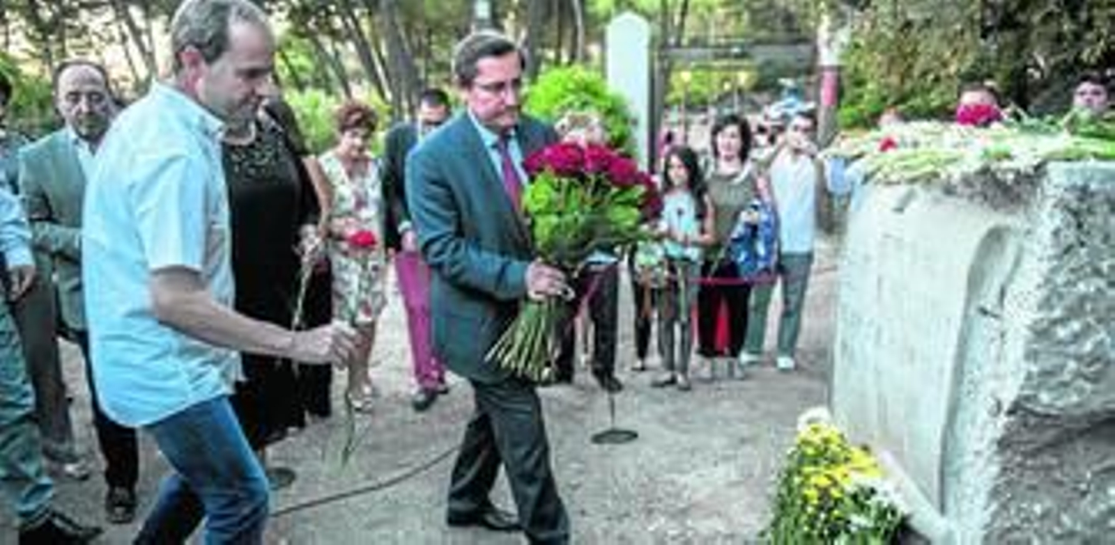 1. El presidente de la Diputación, José Entrena, deposita el tradional ramo de flores en el monolito en recuerdo a los represaliados en la Guerra Civil. 2. El acto tuvo un marcado carácter femenino y contó con la participación de la actriz Gema Matarranz, que estuvo acompañada del saxofonista Arturo Cid. 3. Más de 500 personas acudieron al parque de Alfacar. 4. Las banderas republicanas regresaron un año más. 5. El acto recordó a los fusilados en la Guerra Civil.