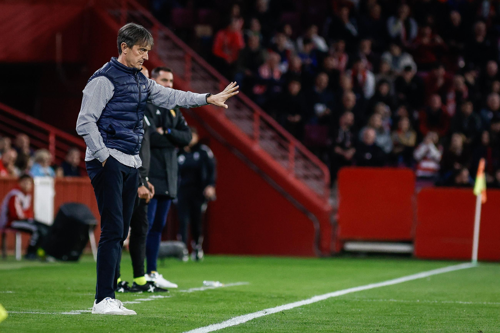 Pacheta le pide calma a sus jugadores en un partido de la presente temporada.