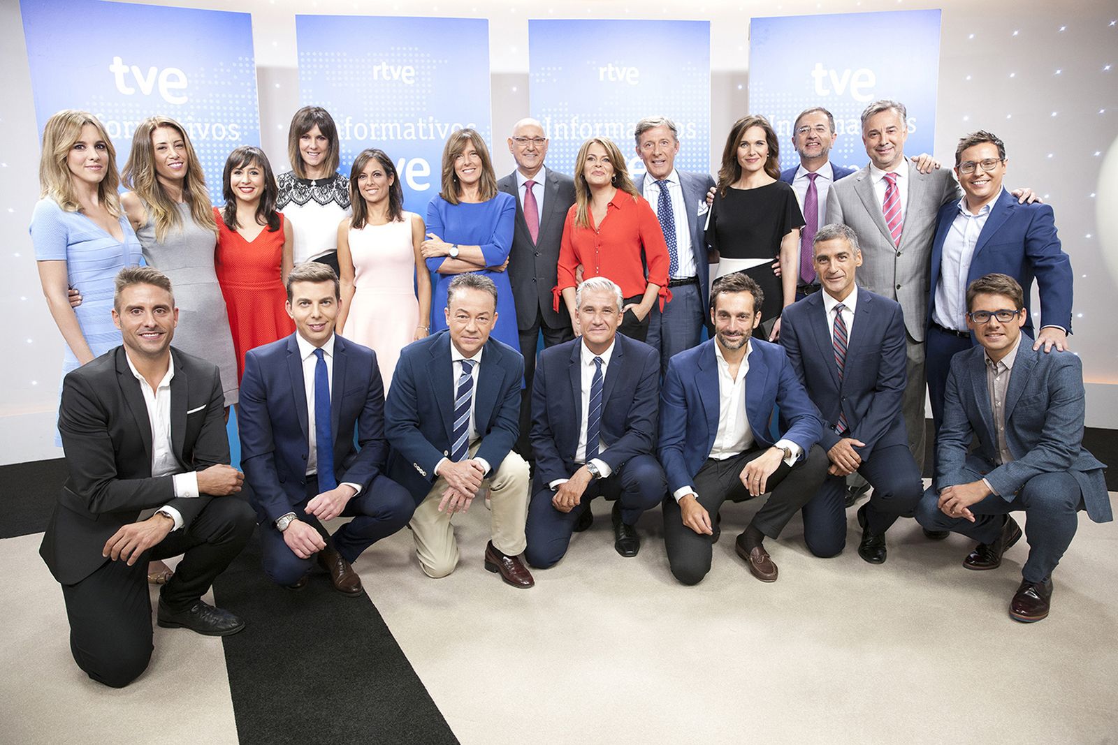 Los presentadores de los 'Telediarios' y los programas de los Servicios Informativos de TVE en el acto de ayer.