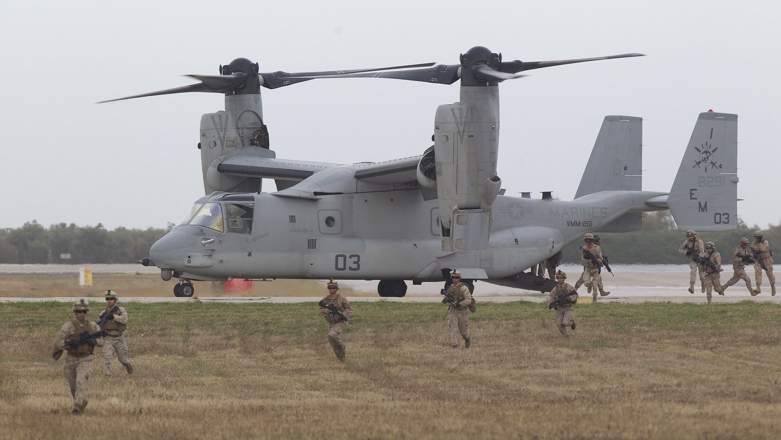 Maniobras de los marines en la base de Morón.