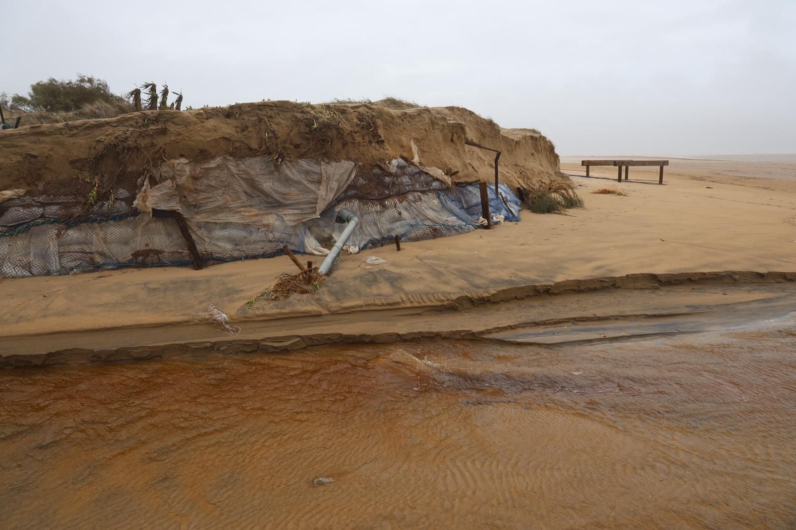 Casas destrozadas en El Portil junto a la línea de playa por el temporal: impactantes fotografías de los daños