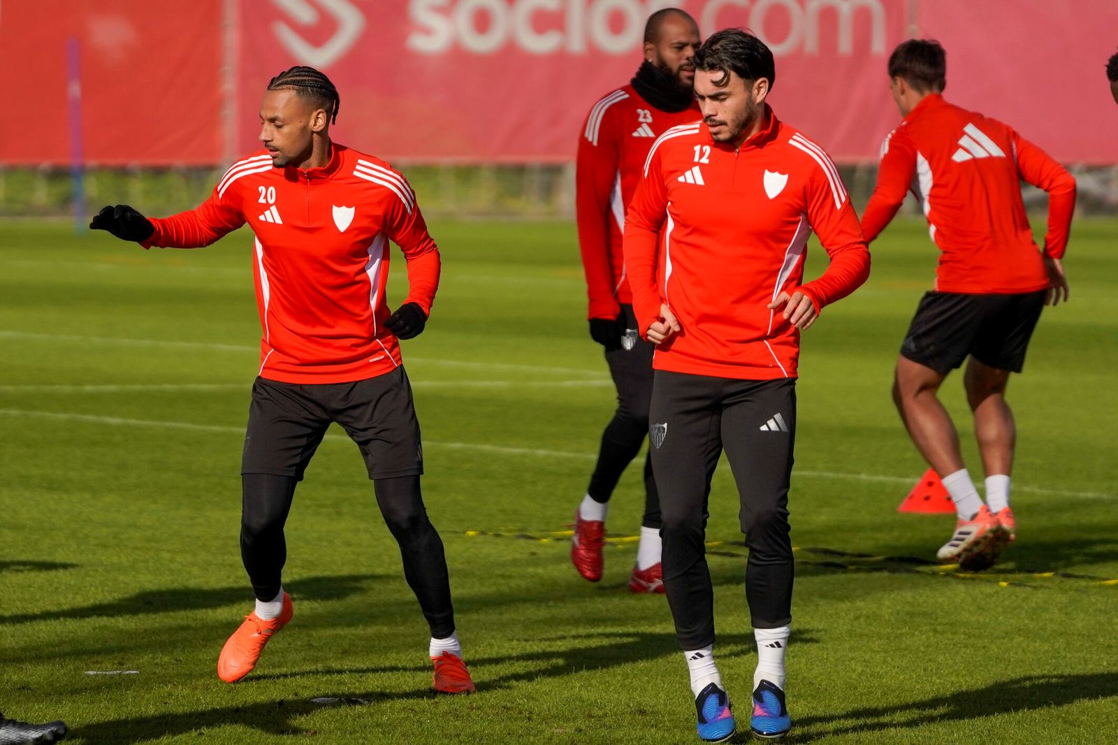 Sow, cuyo rol será clave en lugar de Mendy, y Suazo, candidato al once, se ejercitan.