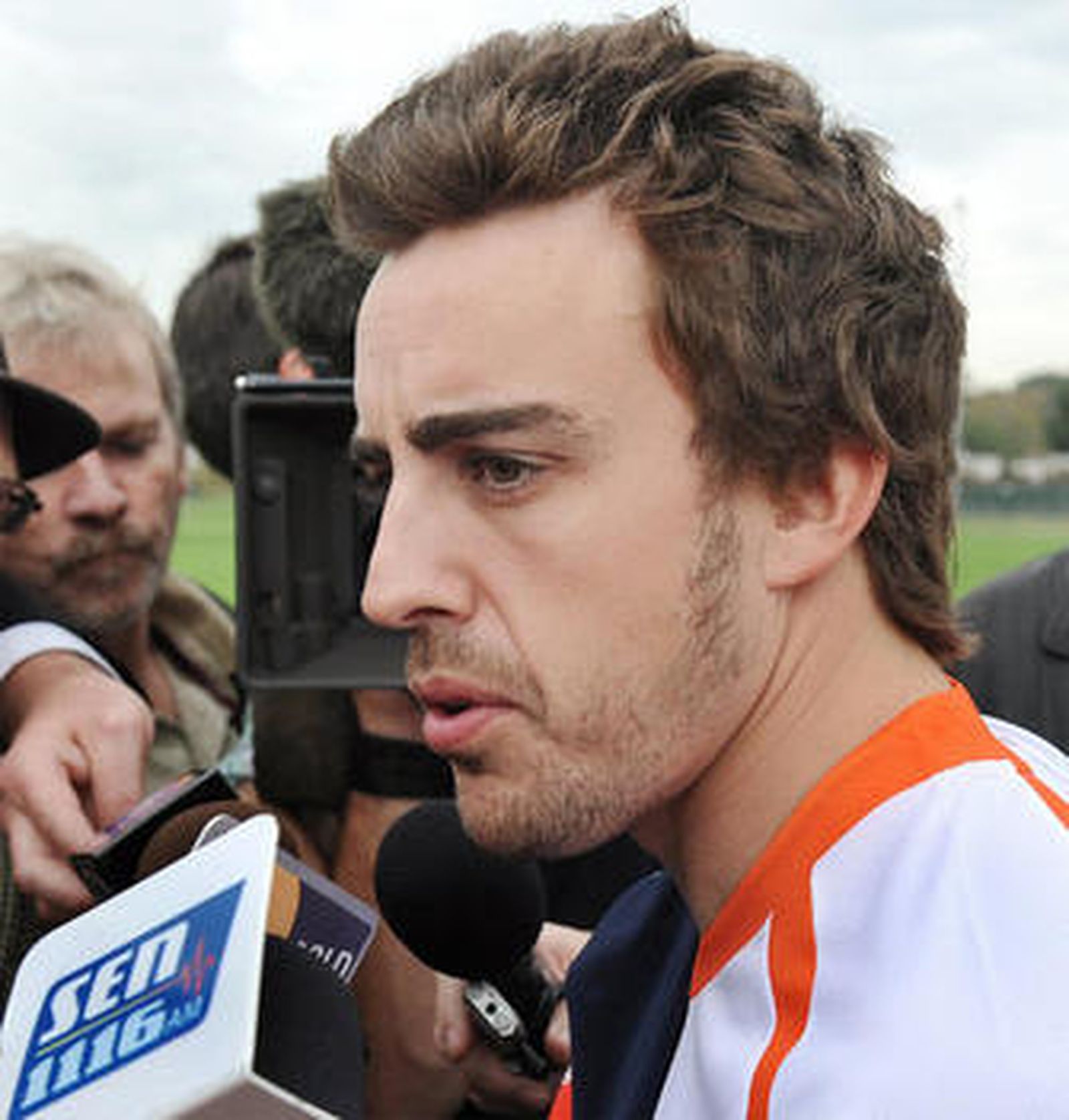 Fernando Alonso atiende a los medios en Melbourne.