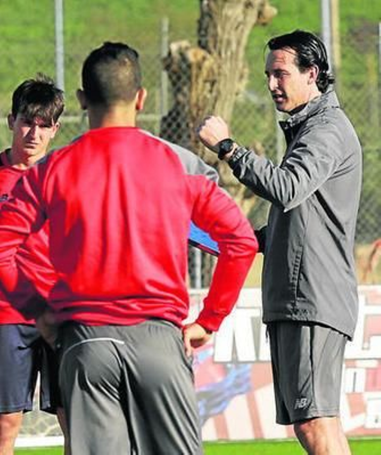Unai Emery se dirige a sus futbolistas en el día de ayer.