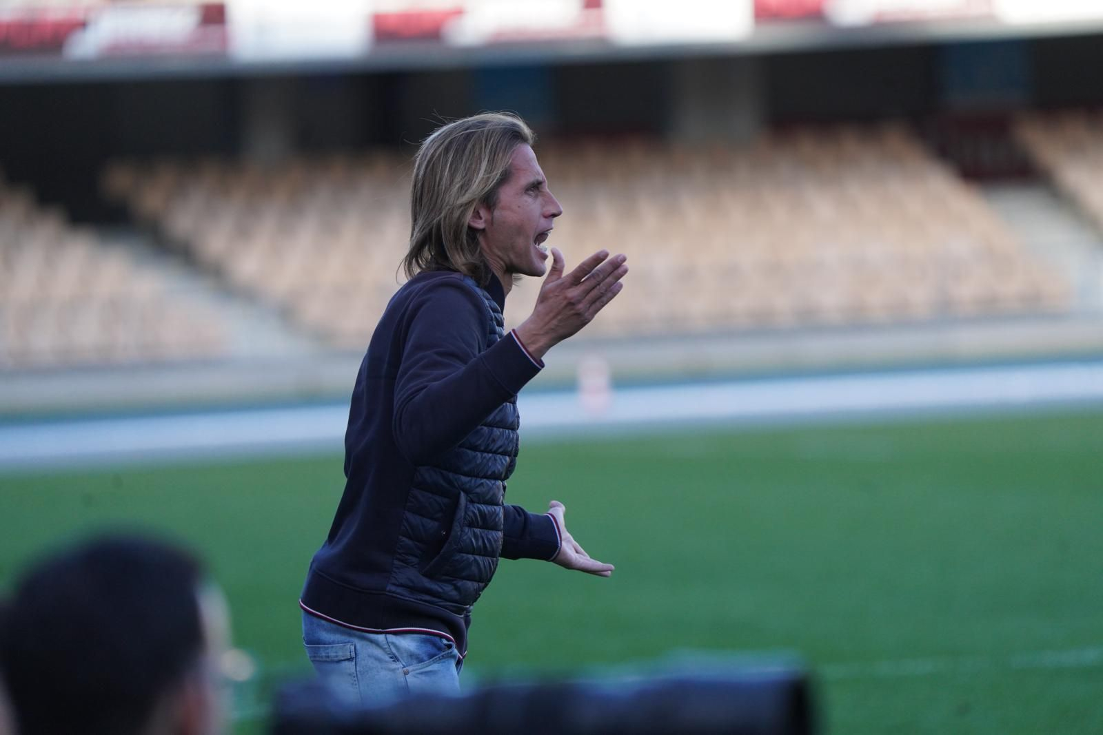 Checa reclama algo al colegiado durante el partido.