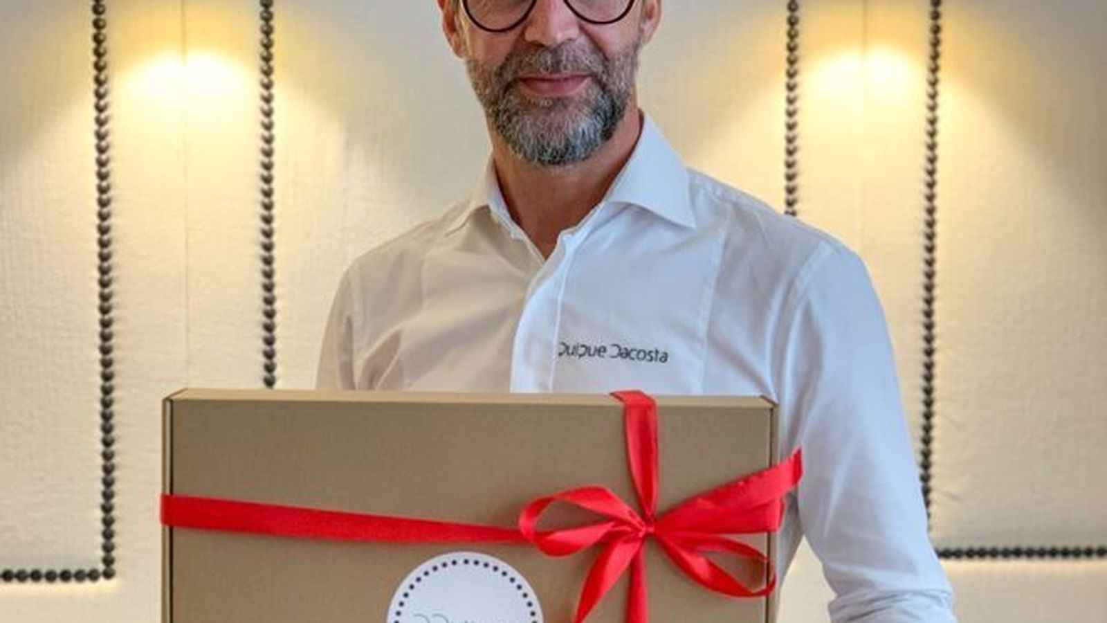 El chef Quique Dacosta, con uno de sus 'packs' de 'taking away'.