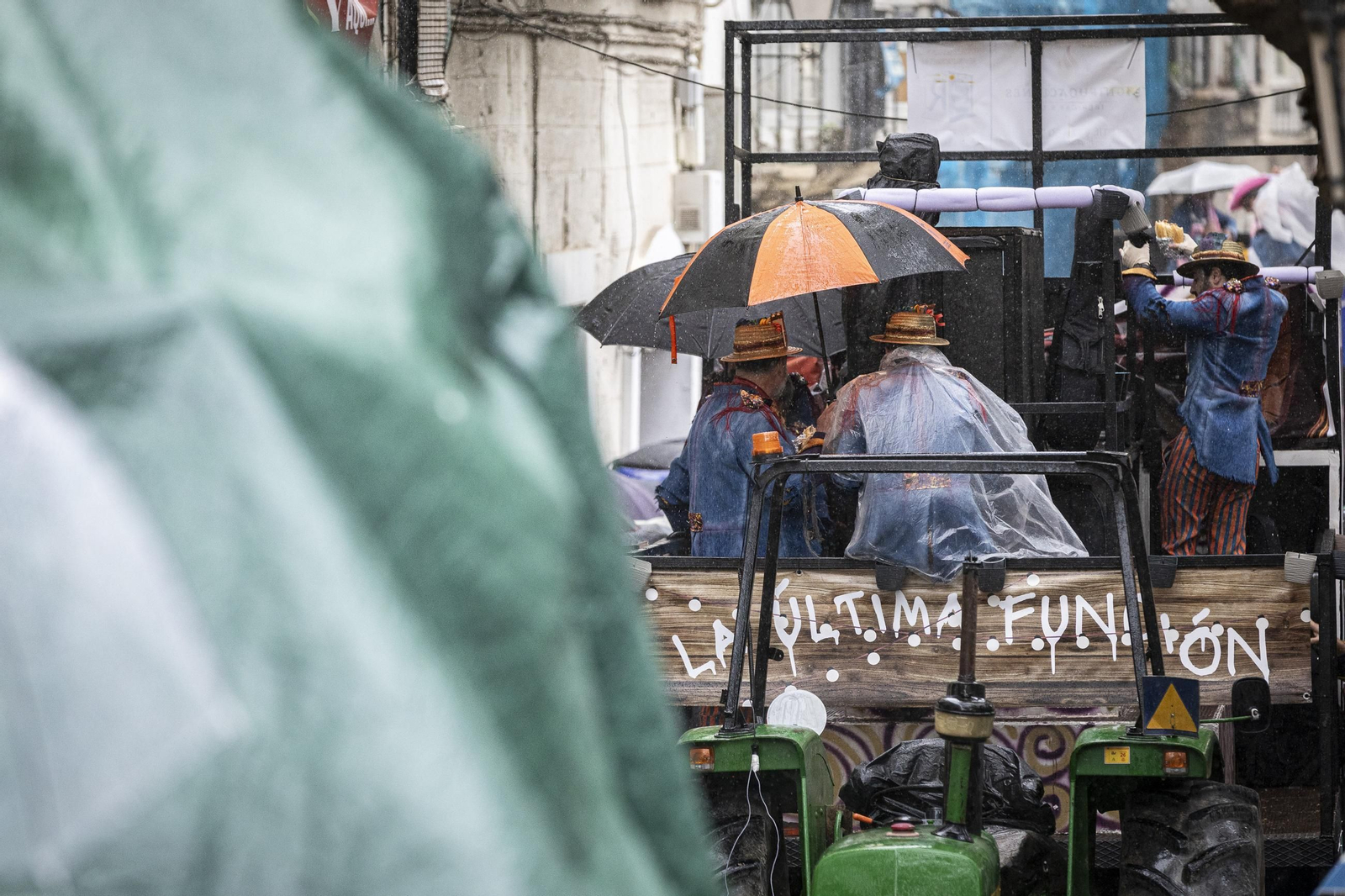Las imágenes del segundo sábado de Carnaval de Cádiz 2025: Carrusel de coros bajo la lluvia