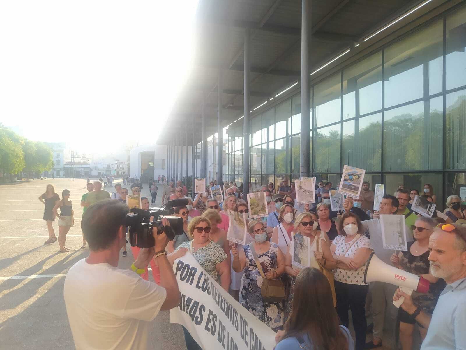 Más de mil personas acuden a la protesta de los vecinos de Camas
