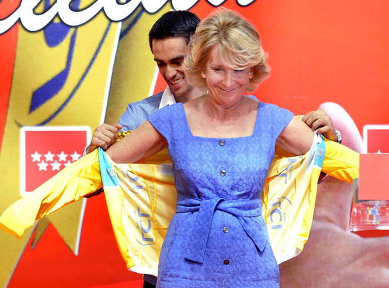 Contador junto a Esperanza Aguirre.

Foto: efe
