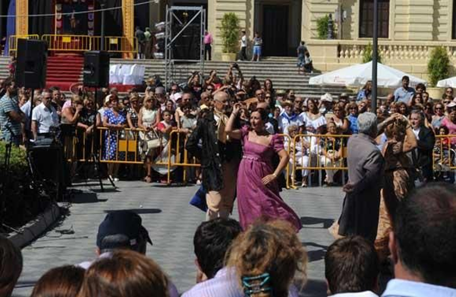 42 actores recrean el cuadro 'Juaramento de Las Cortes Generales y Extraordinarias de 1810' de José Casado del Alisal

Foto: Elias Pimentel